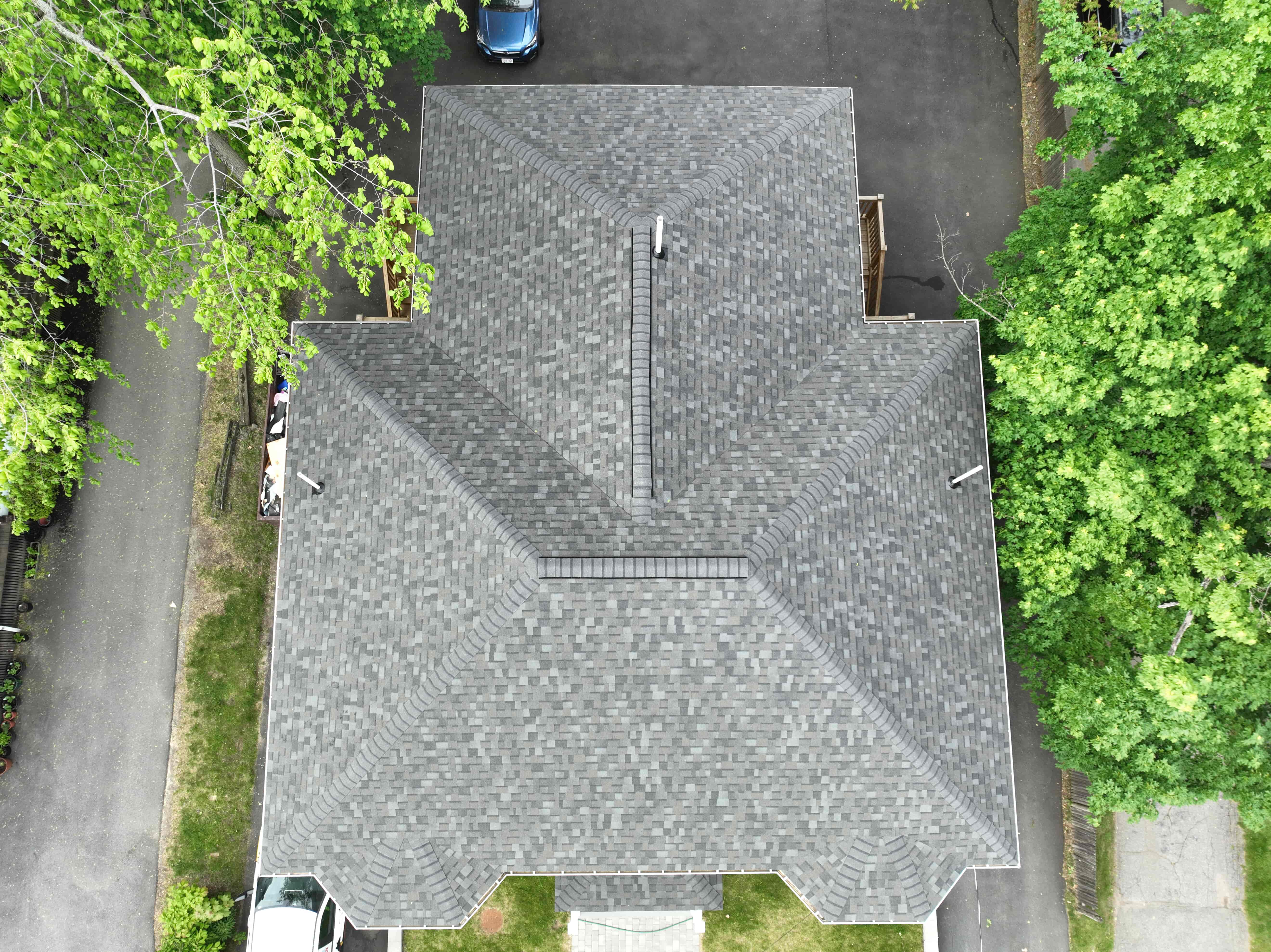 Vista arial de la casa con tejado nuevo
